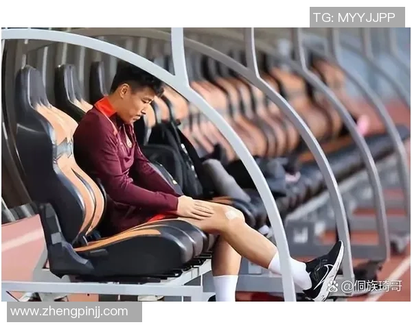 足球明星因伤打石膏休战球场球迷心痛期待复出时刻